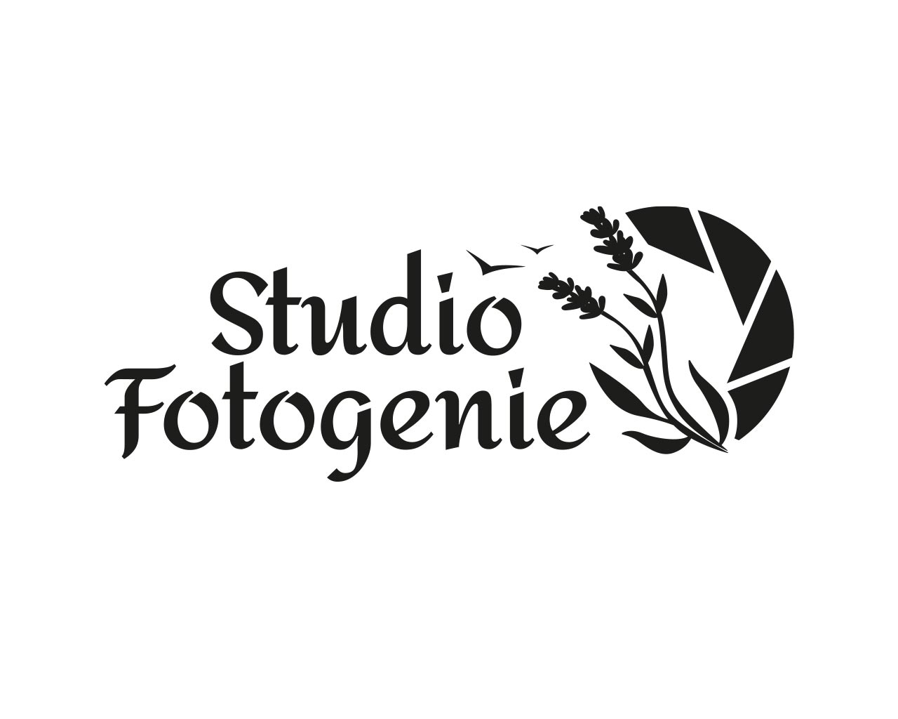 Logo ontwerp Studio Fotogenie — fotografe logo met diafragma en lavendel illustratie in zwart