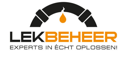 Logo ontwerp Lekbeheer — loodgieter logo met pijp en druppel in zwart en oranje