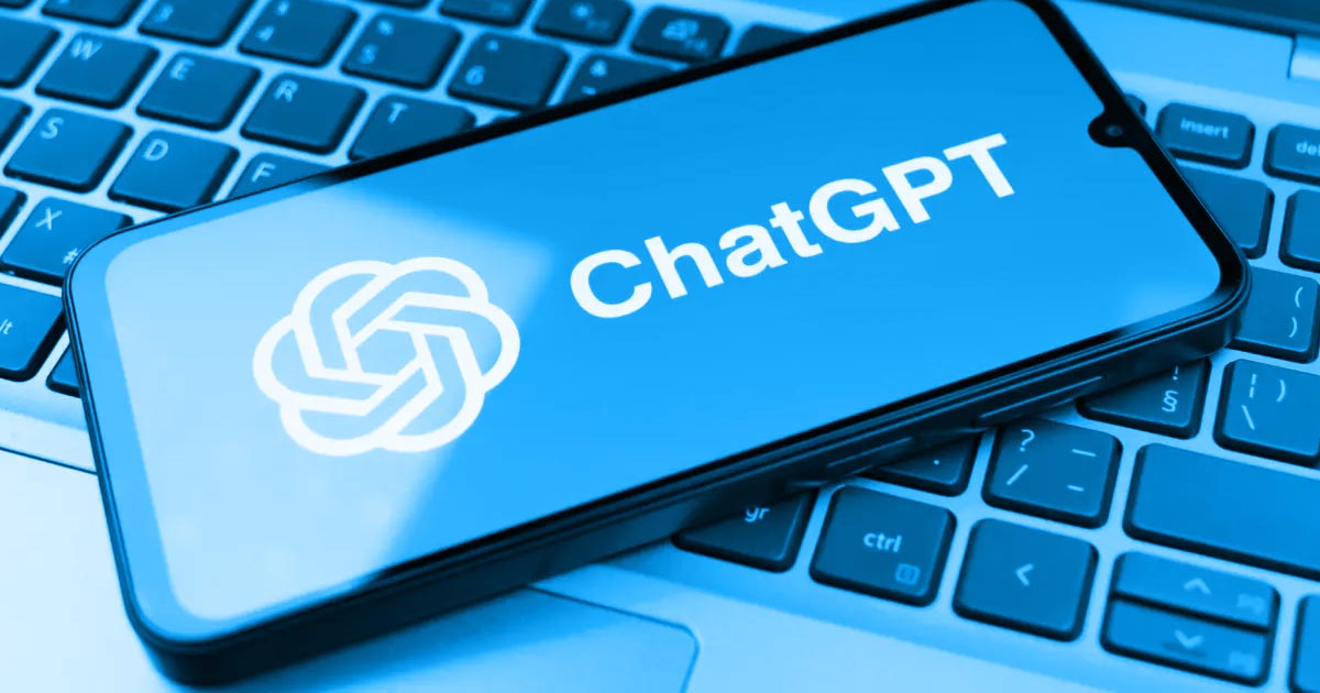 Smartphone met ChatGPT-logo op een toetsenbord – inspiratie voor logo ontwerpen met AI