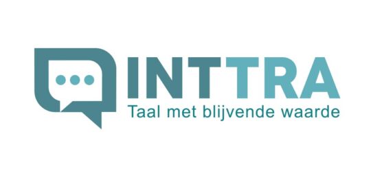 Logo ontwerp INTTRA — tolk en vertaler logo met chatballon in blauwgroen